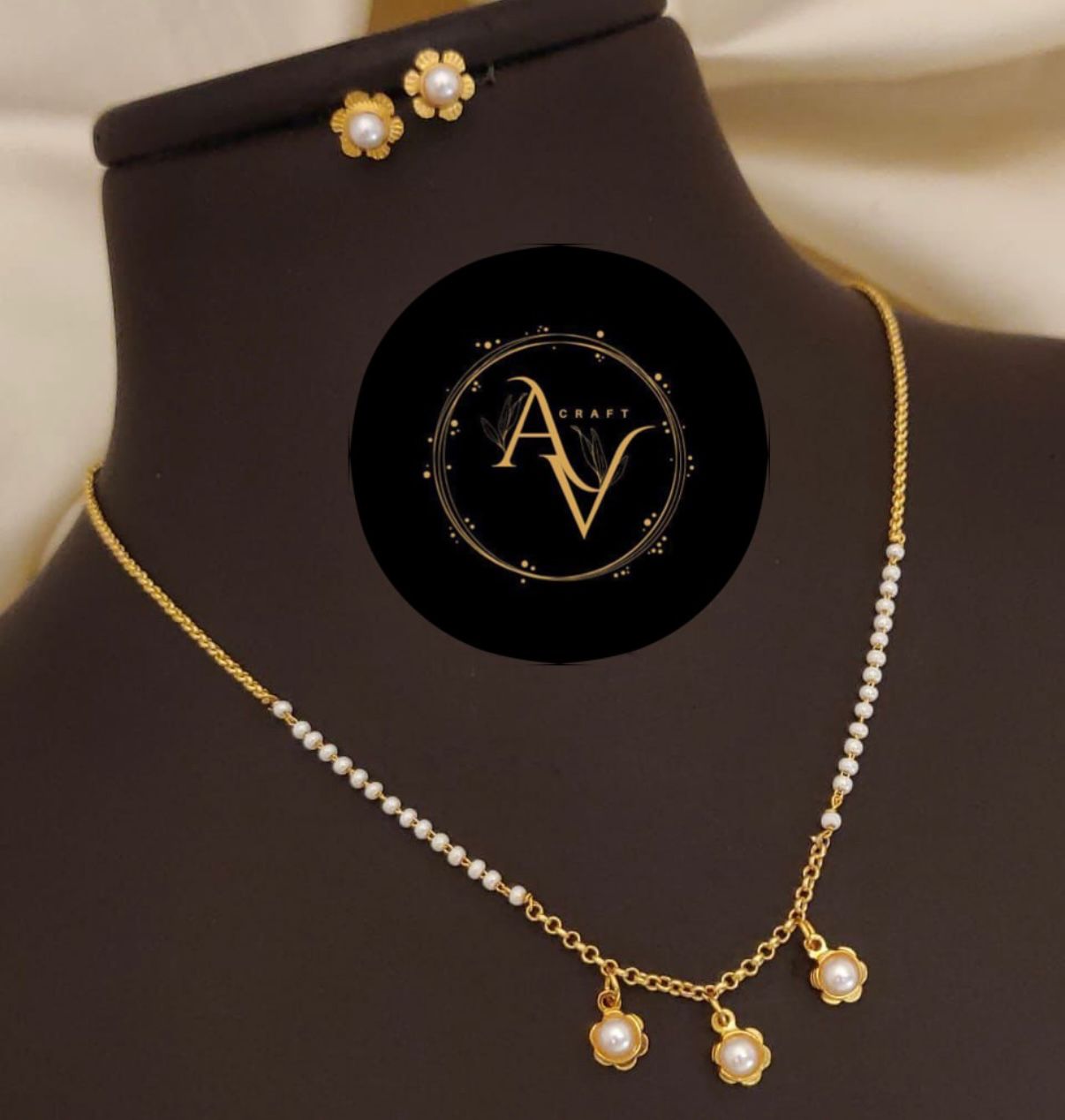 White pearl simple necklace